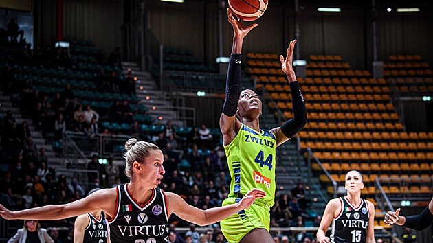 Temi F�gb�nl�ov� (vpravo) z USK Praha zakon�uje na ko� Virtusu Bolo�a, br�n� ji Kitija Laksaov�.