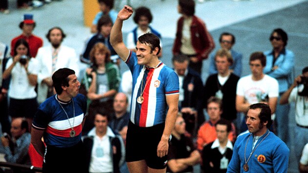 Anton Tká na nejvyím stupínku jako olympijský ampion z Montrealu 1976,...