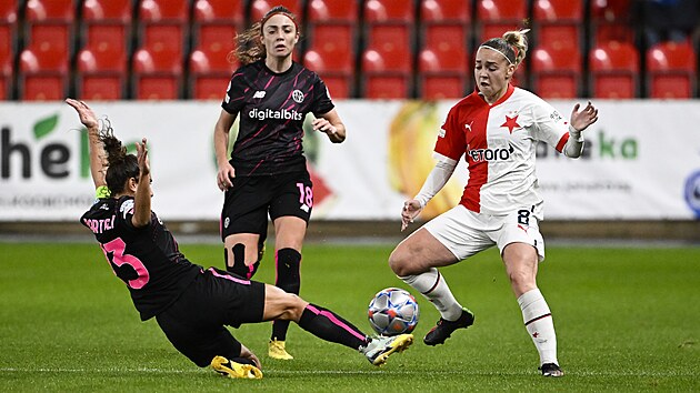 Elisa Bartoliov (vlevo) a Benedetta Glionnaov z AS m bojuj s Kristnou Rikovou ze Slavie.