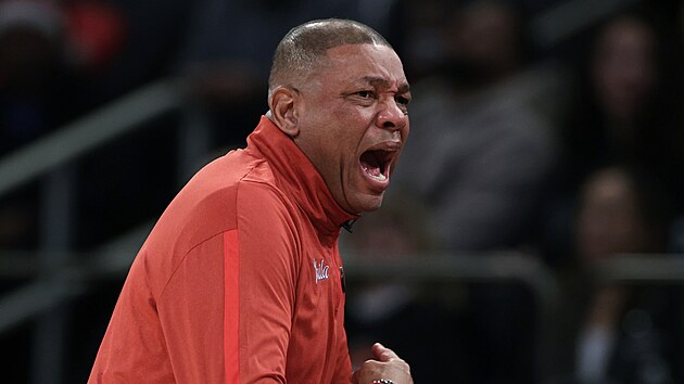 Doc Rivers, trenr Philadelphia 76ers, je nespokojen s rozhodm.
