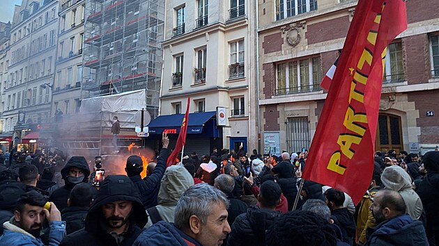 Kurdsk komunita v centru Pae po pten stelb v kurdskm kulturnm centru, kter si vydala ti obti a ti zrann, se stetla s polici. (23. prosince 2022)