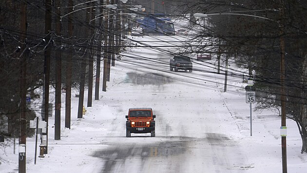 Sníh komplikuje silniční dopravu v americkém Ohiu. (23. prosince 2022)