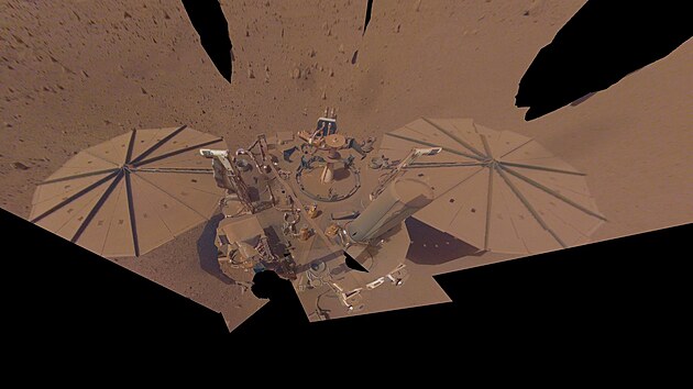 Sonda InSight pokryt marsovskm prachem