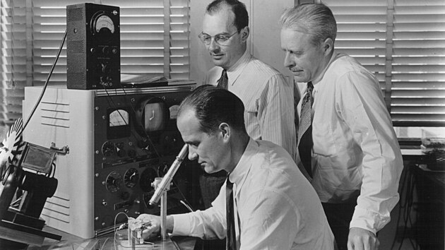 Zleva John Bardeen (1908-1991), William Shockley (1910-1989) a Walter H. Brattain (1902-1987) v Bellovch telefonnch laboratoch v roce 1948 s pstrojem pouitm pi prvnch vzkumech, kter vedly k vynlezu tranzistoru.