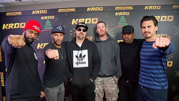 Rico Pabon, Tom Morello, B-Real, Tim Commerford, Chuck D a Brad Wilk z kapely Rage Against the Machine (Inglewood, 9. prosince 2017)