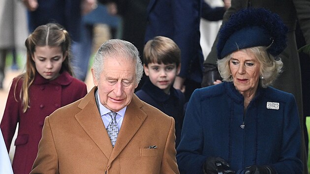 Princezna Charlotte, kr�l Karel III., princ Louis a kr�lovna cho� Camilla po v�no�n� bohoslu�b� (Sandringham, 25. prosince 2022)