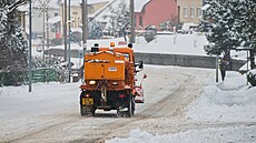 V polovin� prosince se �esko potýká se sn�hem i ledovkou. Na snímku je posypový...