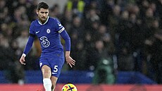 Jorginho z Chelsea rozehrává.