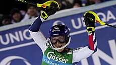 Martina Dubovská v cíli slalomu v Semmeringu.