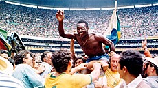 FINÁLE MS 1970. Brazilský fotbalista Pelé na ramenou svých spoluhrá po...