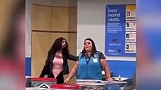 Žena držela v americkém supermarketu prodavačku jako rukojmí