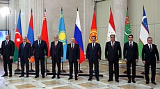 Ázerbájdánský prezident Ilham Alijev, arménský premiér Nikol Painjan,...