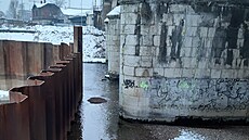 Poškozené pilíře železničního mostu nedaleko hlavního nádraží v Brně. V jeho...