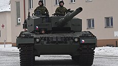 Česká armáda v Přáslavicích převzala první z tanků Leopard 2A4 darovaných...