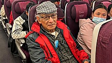 Sériový vrah Charles Sobhraj po svém propu�t�ní z nepálského v�zení v letadle...