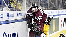 Obránce hokejové Sparty Michal Kempný v utkání Spenglerova poháru proti Davosu.