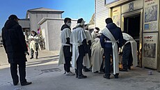 Rodinní p�íslu�níci pálí papírovou ob� za svého zesnulého p�íbuzného v...