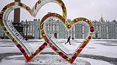 Instalace zobrazující dv srdce se slovy 'Petrohrad' a 'Mariupol' na Palácovém...