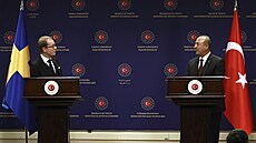 Turecký ministr zahranií Mevlut Cavusoglu a védský ministr zahranií Tobias...