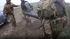 Ukrajintí vojáci se snaí získat oputnou vojenskou techniku