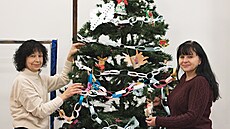 Ukrajinky Nina (vlevo) a Olga se chystají na první Vánoce v esku