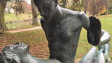Erotická socha Milenci je alegorií soutoku Orlice a Labe.