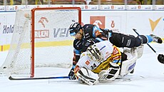 Michal Birner zalehává branká�e �imona Zají�ka.