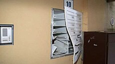 Schránky v panelovém dom� zni�il d�lobuch.