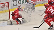 Branká� Marek Mazanec z T�ince likviduje �anci Petra Fridricha z Vítkovic.