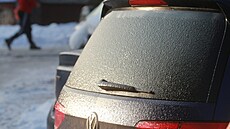 Ledovka a sníh komplikuje provoz na silnicích v Jablonci nad Nisou. (20....