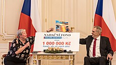 Prezident Milo Zeman s dcerou Kateinou pedává finanní dar Fondu ohroených...