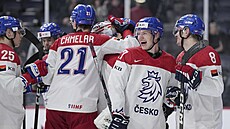 Čeští hokejisté slaví vítězství nad Rakouskem.