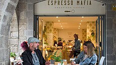 Hosté si u�ívají �álku kávy v jedné z mnoha kaváren ve �pan�lské Giron�. Práv�...