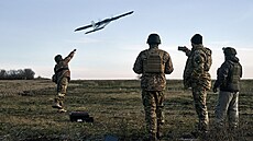 Ukrajinští vojáci vysílají dron. (15. prosince 2022)