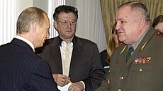 Vrchní velitel ruských pozemních sil Alexej Maslosi podává ruku s ruským...