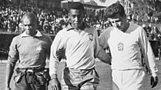 Pelé a Josef Masopust, Brazilec a echoslovák, dva velcí fotbaloví pátelé.