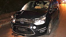 Nabouraný Ford S-Max po st�etu s 21letým chodcem. Náraz mu� nep�e�il. (28....