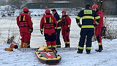 V Radotín na Berounce se pratí hasii pustili do výcviku postup záchrany ve...