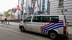 Belgická policie stojí ped sídlem Evropského parlamentu v Bruselu. (13....