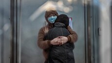 Čínský pár v Šanghaji čeká před oddělením urgentního příjmu v místní nemocnici....