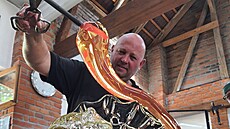 V kunratické sklárn� vzniklo �edesát soch pro pokra�ování amerického filmu Knives Out.