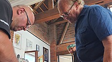 V kunratické sklárn� vzniklo �edesát soch pro pokra�ování amerického filmu Knives Out.