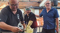 V kunratické sklárn� vzniklo �edesát soch pro pokra�ování amerického filmu Knives Out.