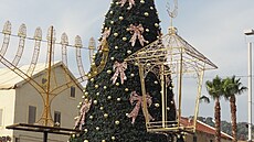 Pro vechny. Dekorace ve smíené tvrti pro kesany, chanukiji pro idy a...