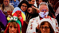 Lidé v kostýmech ekají na zahájení losování tradiní panlské vánoní...