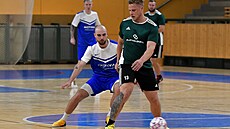 Firemní fotbalové týmy se v halách utkávají u� �tvrtstoletí.