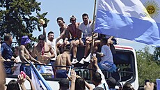 Lionel Messi se spoluhráči zdraví fanoušky při oslavách v Buenos Aires.