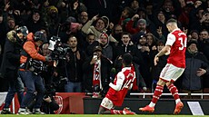 Nketiah z Arsenalu se kloue po kolenou na oslavu gólu v londýnském derby proti...
