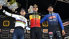 TŘI KRÁLOVÉ. Stupně vítězů cyklokrosu v Diegemu. Zleva: Tom Pidcock, Wout van...
