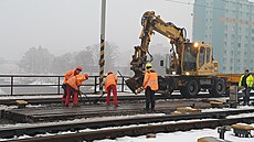 Dlníci usazují provizorní mostní konstrukci. (23.12.2022)